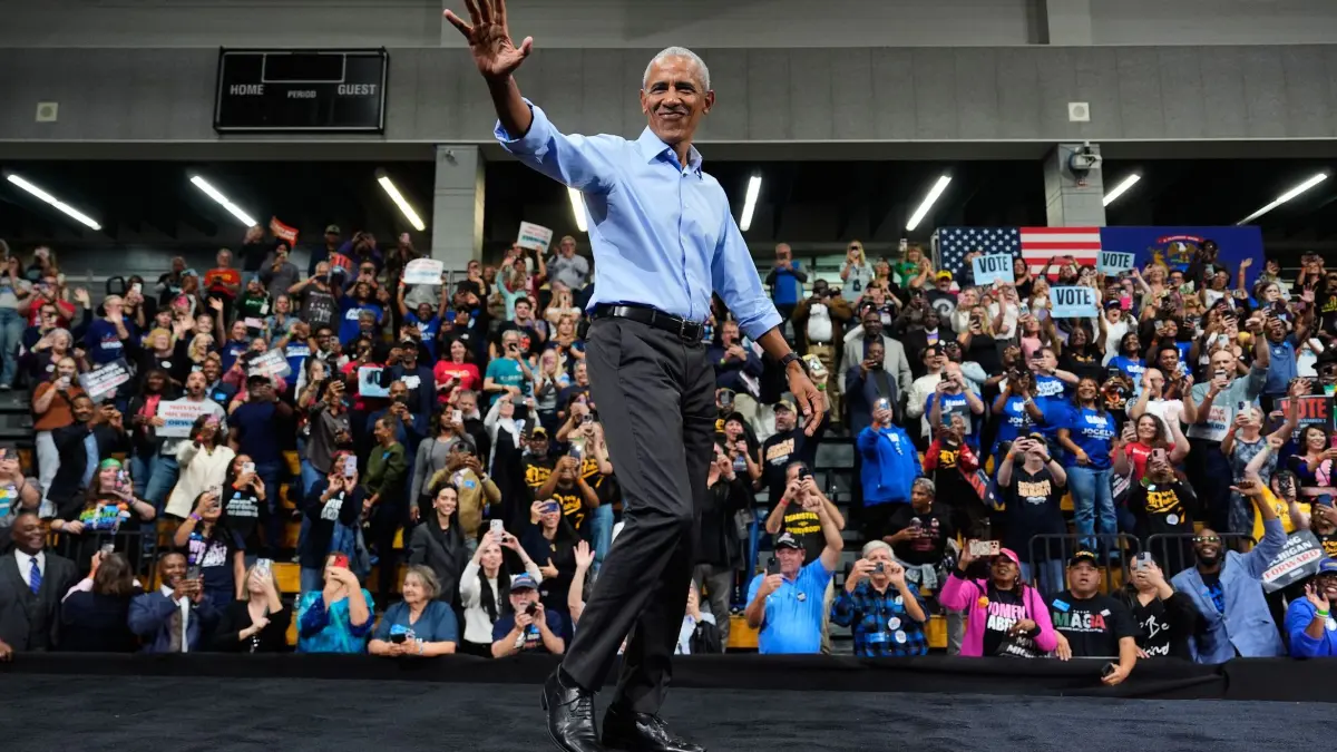 US-Midterms - Barack Obama: Der ehemalige US-Präsident Barack Obama begrüßt Menschen bei seiner Ankunft anlässlich einer Wahlkampfveranstaltung an der Cass Technical High School. (zu dpa: ««Blaue Welle» bei den Midterms? Die Probleme der Demokraten»)