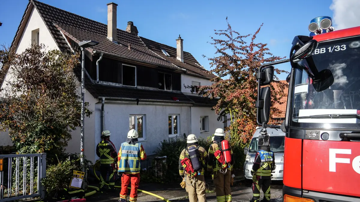 Am Mittwochmittag kam es in einem Mehrfamilienhaus in Boeblingen zu einem Wohnungsbrand. Wie die Feuerwehr mitteilt, drang beim Eintreffen der Einsatzkraefte dichter Rauch aus einer Wohnung im ersten Obergeschoss.<br />
<br />
Die Feuerwehr konnte den Brand, der in einem Zimmer der Wohnung ausgebrochen war, zuegig loeschen und eine weitere Ausbreitung der Flammen verhindern. Eine Person erlitt Verletzungen und musste zur weiteren Behandlung in ein Krankenhaus gebracht werden.<br />
<br />
Die betroffene Wohnung ist aufgrund der Brandschaeden voruebergehend nicht mehr bewohnbar. Die uebrigen Wohnungen des Mehrfamilienhauses koennen nach Abschluss der Loescharbeiten weiterhin genutzt werden.<br />
<br />
Waehrend des Feuerwehreinsatzes musste die Strasse im Bereich der Einsatzstelle fuer den Verkehr gesperrt werden.<br />
<br />
Die Ursache des Brandes ist bislang nicht bekannt.