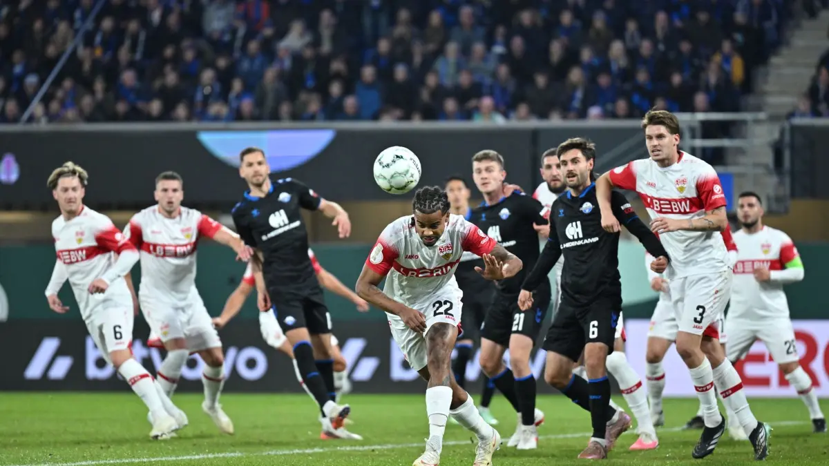SC Paderborn 07 - VfB Stuttgart: 28.10.2026, Nordrhein-Westfalen, Paderborn: Fußball, Männer: DFB-Pokal, SC Paderborn 07 - VfB Stuttgart, 2. Runde, Home Deluxe Arena. Lorenz Assignon (M, VfB Stuttgart) köpft den Ball. Foto: Swen Pförtner/dpa +++ dpa-Bildfunk +++