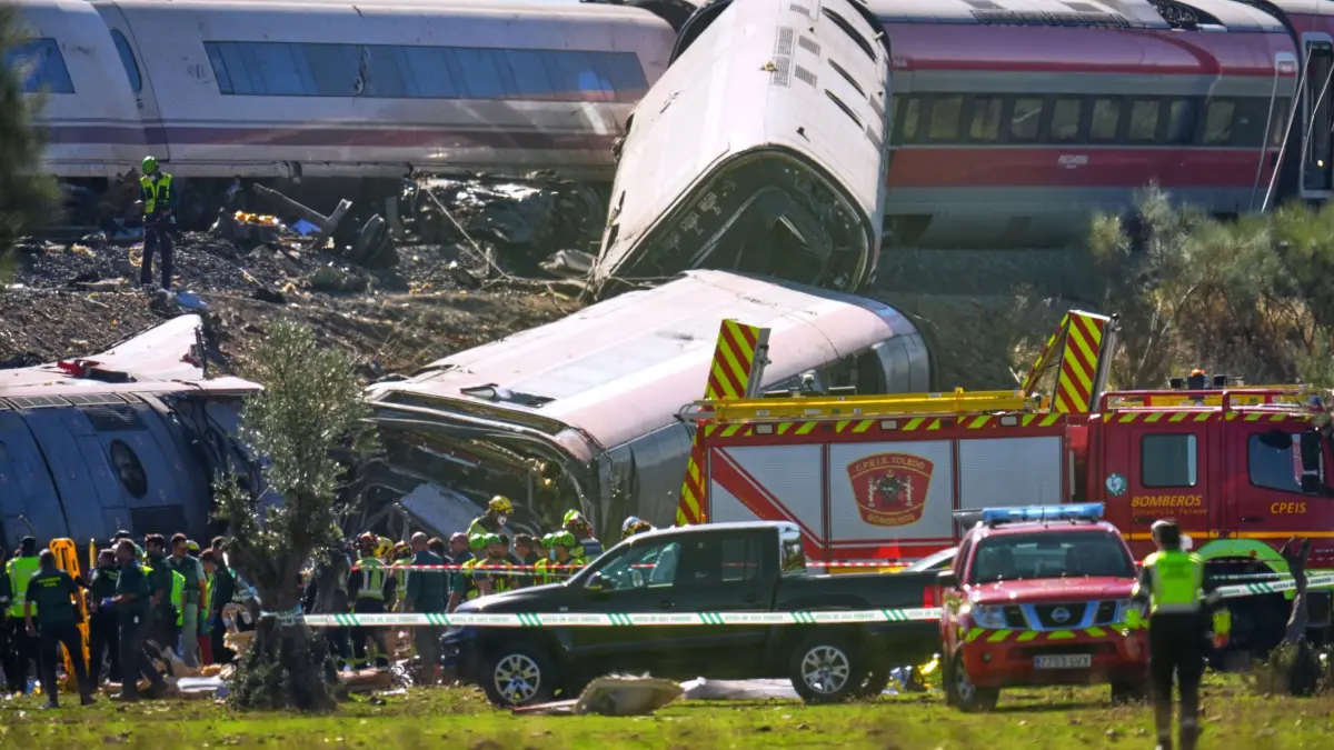 Zusammenstoß zweier Züge in Spanien: Rettungskräfte sind am Unfallort einer Kollision zwischen zwei Zügen im Einsatz. Die Hochgeschwindigkeitszüge sind rund 130 Kilometer südlich von Madrid zusammengestoßen - es gibt Dutzende Tote. (zu dpa: «Spanischer Verband sagt nach Zugunglück Pokalspiele ab»)