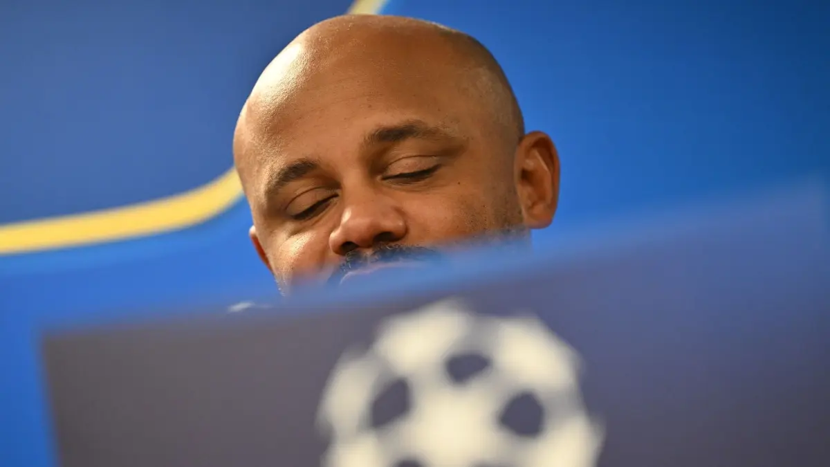 Vincent Kompany: ARCHIV - 12.10.2026, Norwegen, Stavanger: Fußball: Champions League, vor dem Vorrundenspiel Viking Stavanger - FC Bayern München. Vincent Kompany, Trainer vom FC Bayern München, nimmt vor dem Abschlusstraining an einer abschließenden Pressekonferenz teil. (zu dpa: «Spitzentrainer im Fußball: Wie viel Belastung ist zu viel?») Foto: Peter Kneffel/dpa +++ dpa-Bildfunk +++