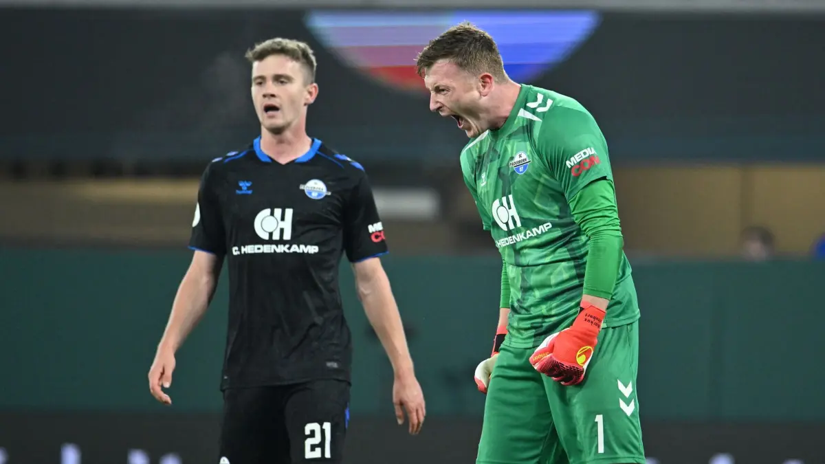 SC Paderborn 07 - VfB Stuttgart: 28.10.2026, Nordrhein-Westfalen, Paderborn: Fußball, Männer: DFB-Pokal, SC Paderborn 07 - VfB Stuttgart, 2. Runde, Home Deluxe Arena. Torwart Markus Schubert (SC Paderborn 07) reagiert nach einer Parade. Foto: Swen Pförtner/dpa +++ dpa-Bildfunk +++