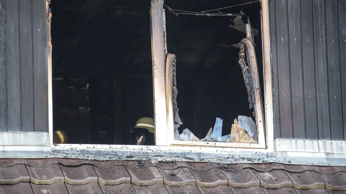Am Mittwochmittag kam es in einem Mehrfamilienhaus in Boeblingen zu einem Wohnungsbrand. Wie die Feuerwehr mitteilt, drang beim Eintreffen der Einsatzkraefte dichter Rauch aus einer Wohnung im ersten Obergeschoss.<br />
<br />
Die Feuerwehr konnte den Brand, der in einem Zimmer der Wohnung ausgebrochen war, zuegig loeschen und eine weitere Ausbreitung der Flammen verhindern. Eine Person erlitt Verletzungen und musste zur weiteren Behandlung in ein Krankenhaus gebracht werden.<br />
<br />
Die betroffene Wohnung ist aufgrund der Brandschaeden voruebergehend nicht mehr bewohnbar. Die uebrigen Wohnungen des Mehrfamilienhauses koennen nach Abschluss der Loescharbeiten weiterhin genutzt werden.<br />
<br />
Waehrend des Feuerwehreinsatzes musste die Strasse im Bereich der Einsatzstelle fuer den Verkehr gesperrt werden.<br />
<br />
Die Ursache des Brandes ist bislang nicht bekannt.
