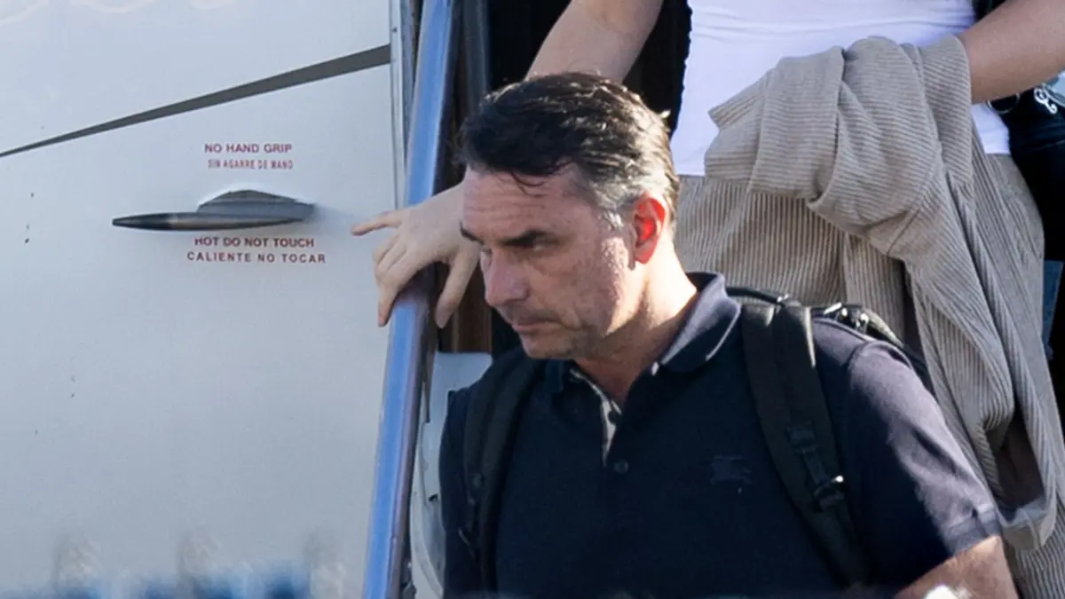 US-BRAZIL-POLITICS: Flavio Bolsonaro steps off a plane after arriving at Opa Locka Executive Airport in Miami, Florida on October 28, 2026. Brazil's defeated right-wing presidential candidate Flavio Bolsonaro stepped out of a private plane in Florida today, AFP witnessed, despite a court order banning him from leaving his country. His plane touched down at Opa-Locka Executive Airport outside Miami after flying from Argentina with a stopover in Ecuador, as speculation had swirled for days over his whereabouts. (Photo by Ricardo ARDUENGO / AFP)