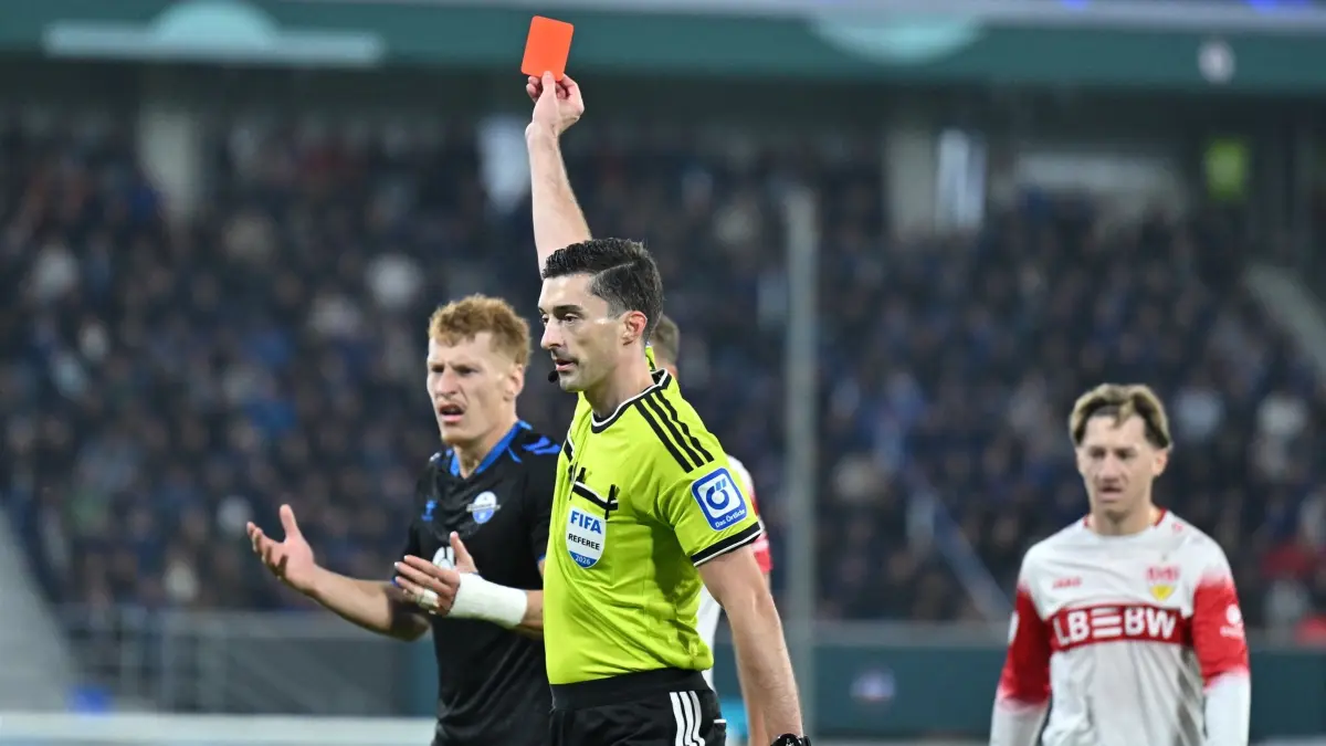 SC Paderborn 07 - VfB Stuttgart: 28.10.2026, Nordrhein-Westfalen, Paderborn: Fußball, Männer: DFB-Pokal, SC Paderborn 07 - VfB Stuttgart, 2. Runde, Home Deluxe Arena. Schiedsrichter Florian Badstübner zeigt Laurin Curda (l, SC Paderborn 07) die Rote Karte. Foto: Swen Pförtner/dpa +++ dpa-Bildfunk +++