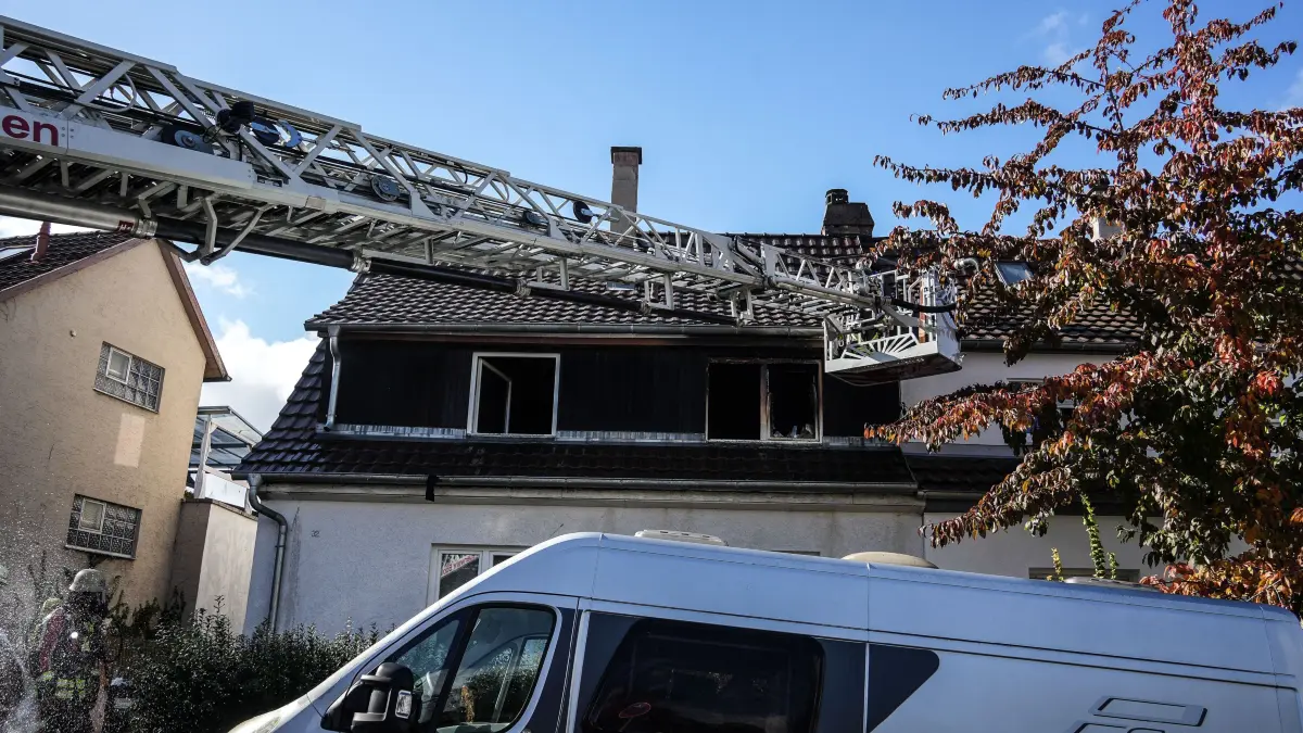 Am Mittwochmittag kam es in einem Mehrfamilienhaus in Boeblingen zu einem Wohnungsbrand. Wie die Feuerwehr mitteilt, drang beim Eintreffen der Einsatzkraefte dichter Rauch aus einer Wohnung im ersten Obergeschoss.<br />
<br />
Die Feuerwehr konnte den Brand, der in einem Zimmer der Wohnung ausgebrochen war, zuegig loeschen und eine weitere Ausbreitung der Flammen verhindern. Eine Person erlitt Verletzungen und musste zur weiteren Behandlung in ein Krankenhaus gebracht werden.<br />
<br />
Die betroffene Wohnung ist aufgrund der Brandschaeden voruebergehend nicht mehr bewohnbar. Die uebrigen Wohnungen des Mehrfamilienhauses koennen nach Abschluss der Loescharbeiten weiterhin genutzt werden.<br />
<br />
Waehrend des Feuerwehreinsatzes musste die Strasse im Bereich der Einsatzstelle fuer den Verkehr gesperrt werden.<br />
<br />
Die Ursache des Brandes ist bislang nicht bekannt.