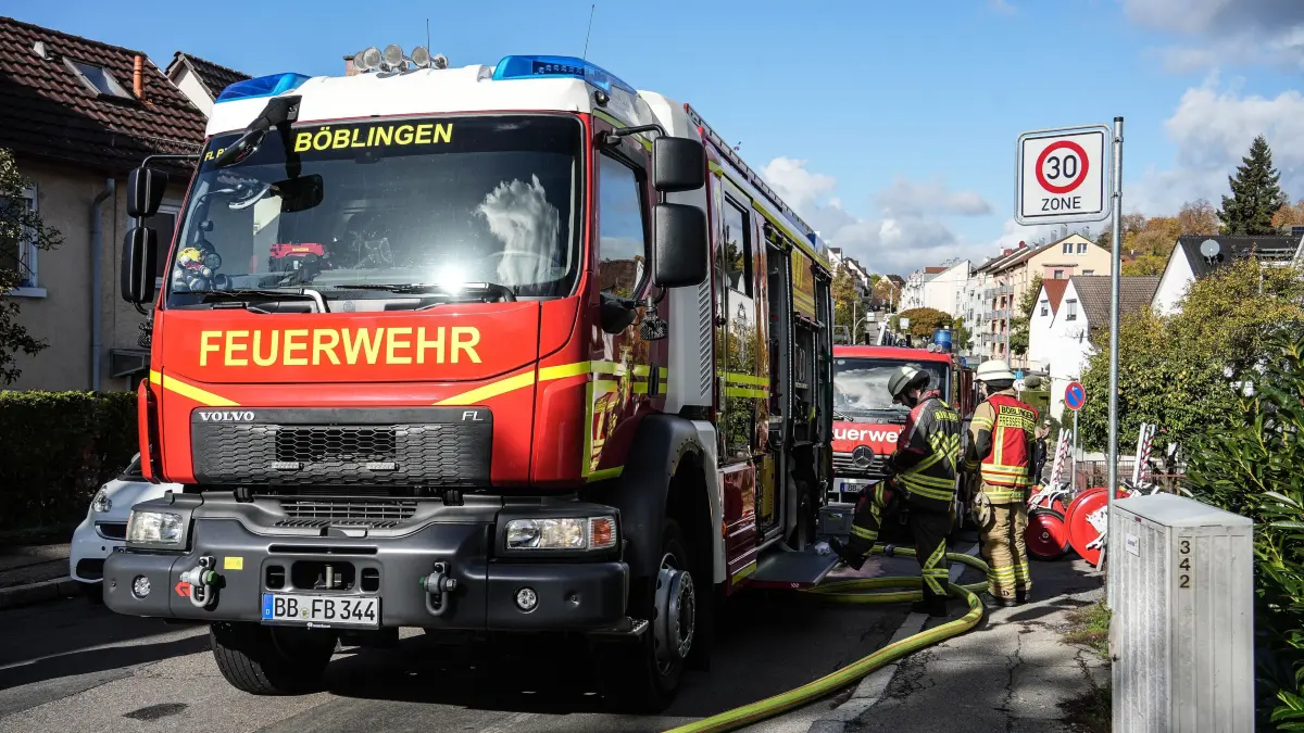 Am Mittwochmittag kam es in einem Mehrfamilienhaus in Boeblingen zu einem Wohnungsbrand. Wie die Feuerwehr mitteilt, drang beim Eintreffen der Einsatzkraefte dichter Rauch aus einer Wohnung im ersten Obergeschoss.<br />
<br />
Die Feuerwehr konnte den Brand, der in einem Zimmer der Wohnung ausgebrochen war, zuegig loeschen und eine weitere Ausbreitung der Flammen verhindern. Eine Person erlitt Verletzungen und musste zur weiteren Behandlung in ein Krankenhaus gebracht werden.<br />
<br />
Die betroffene Wohnung ist aufgrund der Brandschaeden voruebergehend nicht mehr bewohnbar. Die uebrigen Wohnungen des Mehrfamilienhauses koennen nach Abschluss der Loescharbeiten weiterhin genutzt werden.<br />
<br />
Waehrend des Feuerwehreinsatzes musste die Strasse im Bereich der Einsatzstelle fuer den Verkehr gesperrt werden.<br />
<br />
Die Ursache des Brandes ist bislang nicht bekannt.
