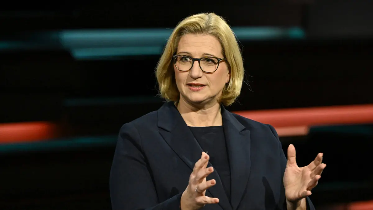 Anke Rehlinger Politikerin 03/25 her Anke Rehlinger am 25. März 2025 in Markus Lanz , ZDF TV Fernsehen Talkshow Talk Show Deutschland deutsch deutsche Frau Politik SPD Ministerpräsidentin Saarland german female politcian quer halb sitzend gestikulierend sprechend *** Anke Rehlinger politician 03 25 her Anke Rehlinger on March 25, 2025 in Markus Lanz , ZDF TV television talk show talk show Germany german german woman politics SPD Minister President Saarland german female politcian cross half sitting gesticulating speaking