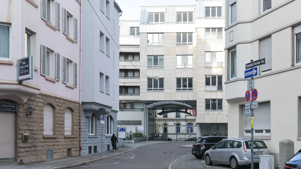 Die Pläne um die Forensik im ehemaligen Rotkreuzkrankenhaus im Stuttgarter Stadtteil Bad Cannstatt sind weiterhin umstritten. Jetzt sorgen Mehrkosten für Ärger.