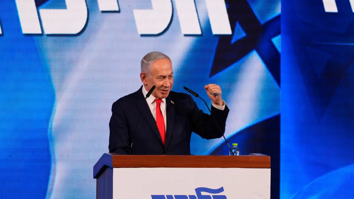 Parlamentswahl in Israel: 28.10.2026, Israel, Jerusalem: Der israelische Ministerpräsident Benjamin Netanjahu spricht nach der Veröffentlichung der ersten Ergebnisse der Wählerbefragungen bei den Parlamentswahlen in Israel vor Anhängern im Hauptquartier der Likud-Partei in Jerusalem. Foto: David Goldman/AP/dpa +++ dpa-Bildfunk +++