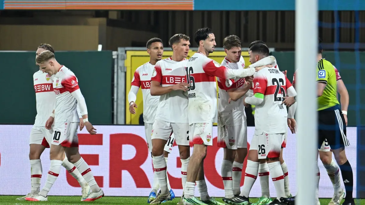 SC Paderborn 07 - VfB Stuttgart: 28.10.2026, Nordrhein-Westfalen, Paderborn: Fußball, Männer: DFB-Pokal, SC Paderborn 07 - VfB Stuttgart, 2. Runde, Home Deluxe Arena. Deniz Undav (2.v.r, VfB Stuttgart) feiert sein Tor zum 0:1 mit den Teamkollegen. Foto: Swen Pförtner/dpa +++ dpa-Bildfunk +++