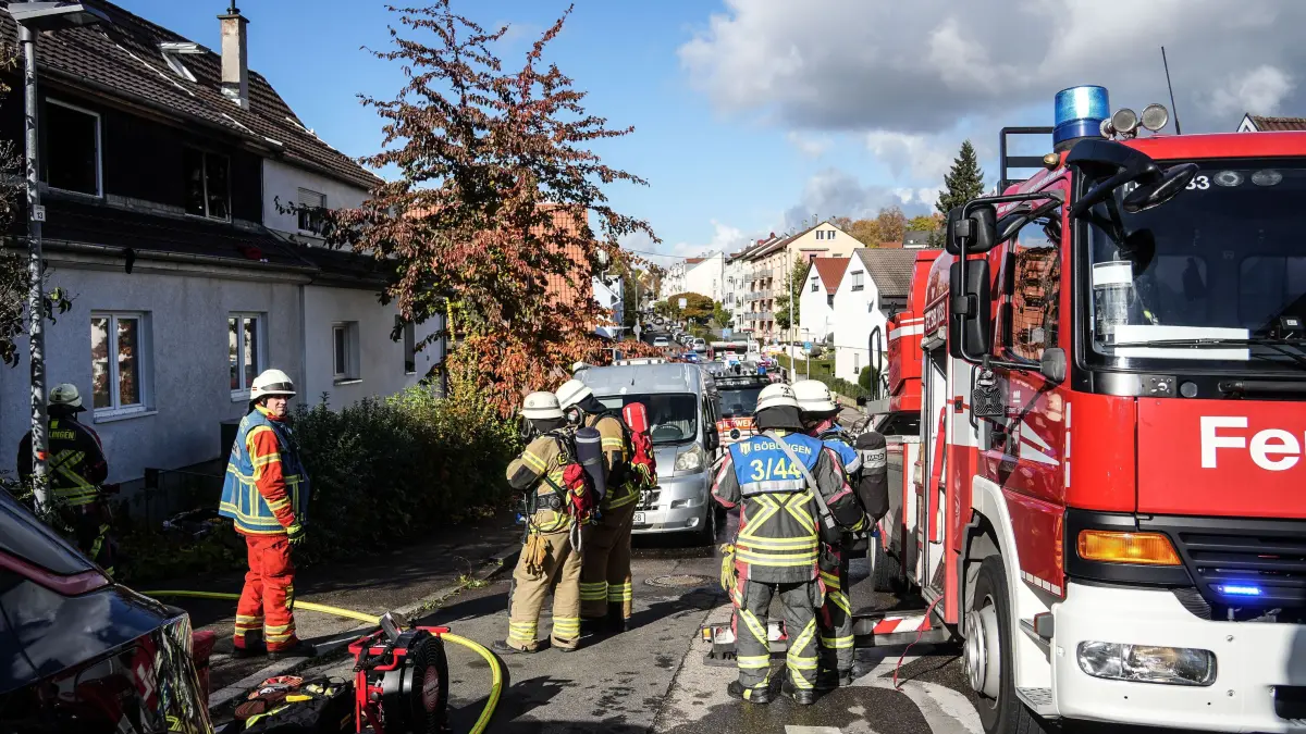 Am Mittwochmittag kam es in einem Mehrfamilienhaus in Böblingen zu einem Wohnungsbrand. Eine Person erlitt Verletzungen und musste zur weiteren Behandlung in ein Krankenhaus gebracht werden.