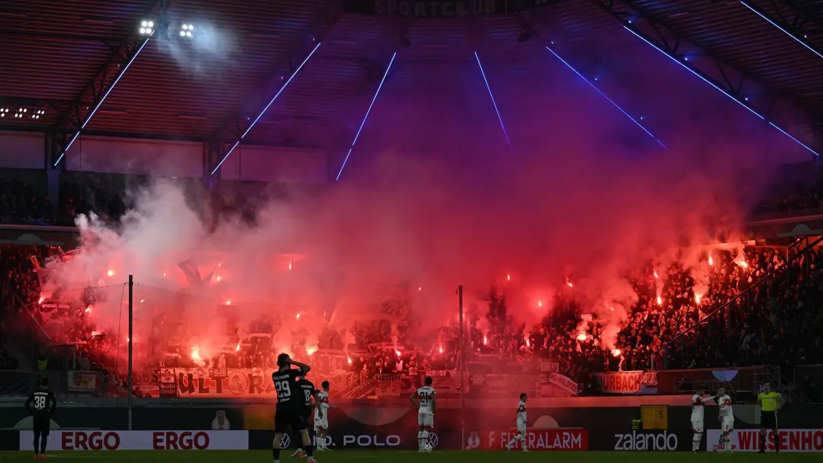 SC Paderborn 07 - VfB Stuttgart: 28.10.2026, Nordrhein-Westfalen, Paderborn: Fußball, Männer: DFB-Pokal, SC Paderborn 07 - VfB Stuttgart, 2. Runde, Home Deluxe Arena. Fans von Stuttgart zünden Pyrotechnik im Gästeblock. Foto: Swen Pförtner/dpa +++ dpa-Bildfunk +++