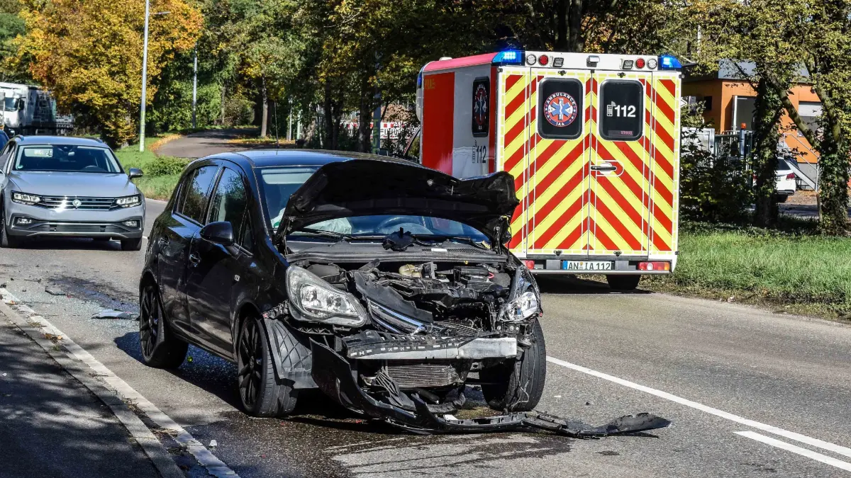 Am Donnerstagvormittag kam es in Stuttgart-Zuffenhausen auf der Ludwigsburger Strasse im Bereich des Kompostplatzes zu einem Auffahrunfall mit zwei beteiligten Pkw.<br />
<br />
Wie die Polizei mitteilt, wollte der Fahrer eines VW vermutlich nach links in Richtung des Kompostplatzes abbiegen. Der nachfolgende Pkw-Fahrer uebersah offenbar das Abbiegemanoever und fuhr nahezu ungebremst auf das Heck des VW auf.<br />
<br />
Bei dem Unfall wurde eine Person verletzt und musste medizinisch versorgt werden. Beide Fahrzeuge wurden so stark beschaedigt, dass sie nicht mehr fahrbereit waren und abgeschleppt werden mussten.<br />
<br />
Waehrend des Einsatzes war die Ludwigsburger Strasse im betroffenen Bereich fuer den Verkehr voll gesperrt. Weitere Informationen zum genauen Unfallhergang und zur Hoehe des entstandenen Sachschadens liegen bislang nicht vor.