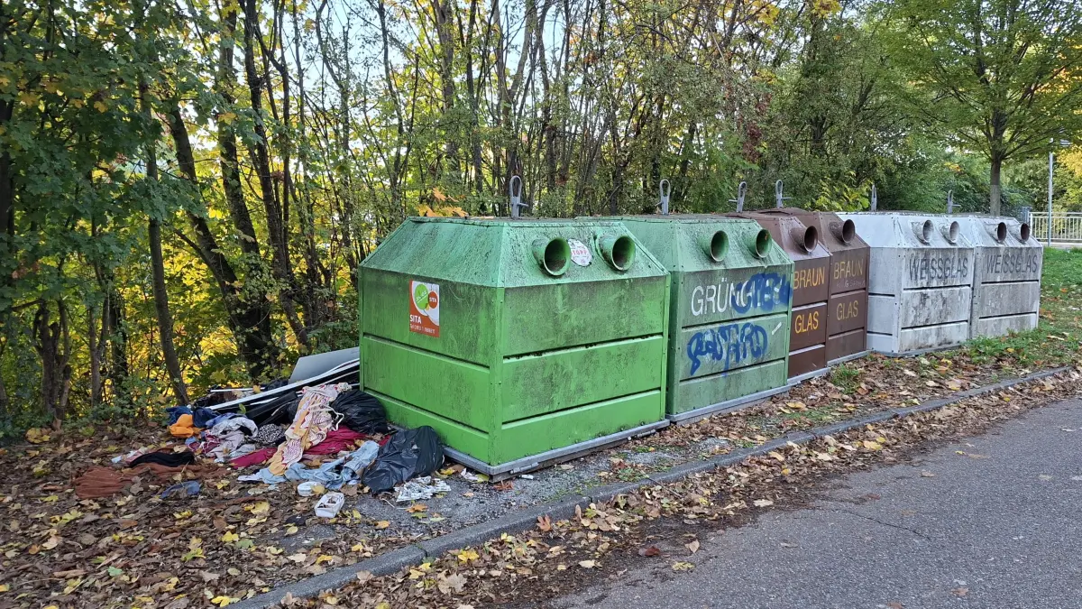 Dort, wo Altkleidercontainer abgebaut werden, werden aussortierte Textilien oft illegal entsorgt, wie hier in der Pflugfelder Straße in Kornwestheim.