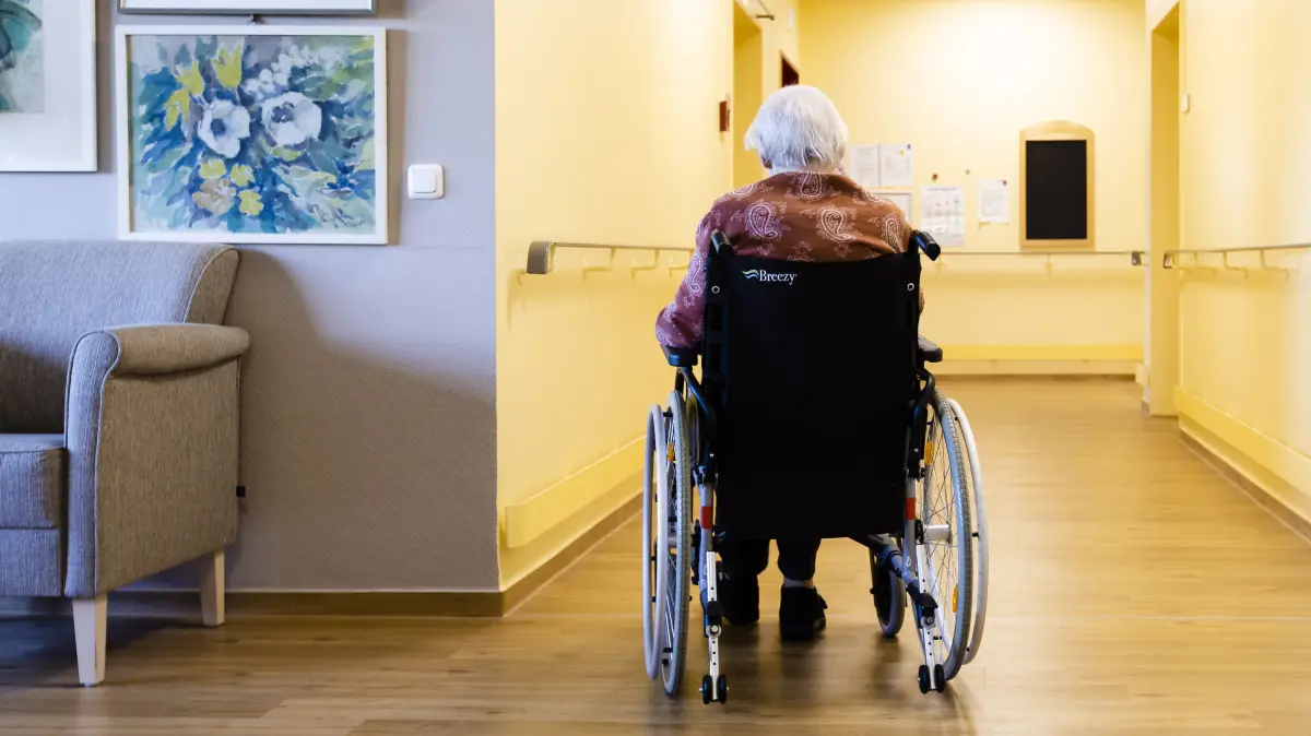 Eine Bewohnerin der Pflegestation sitzt in ihrem Rollstuhl im Professor Weber Haus in Kiel. Die Alten- und Pflegeheime wollen trotz Corona-Bedrohung ihren Bewohnern ein möglichst schönes Fest mit viel Lichterglanz und Begegnungen schaffen. (zu dpa "Corona-Weihnacht im Pflegeheim - Zwischen Hoffnung und Angst")