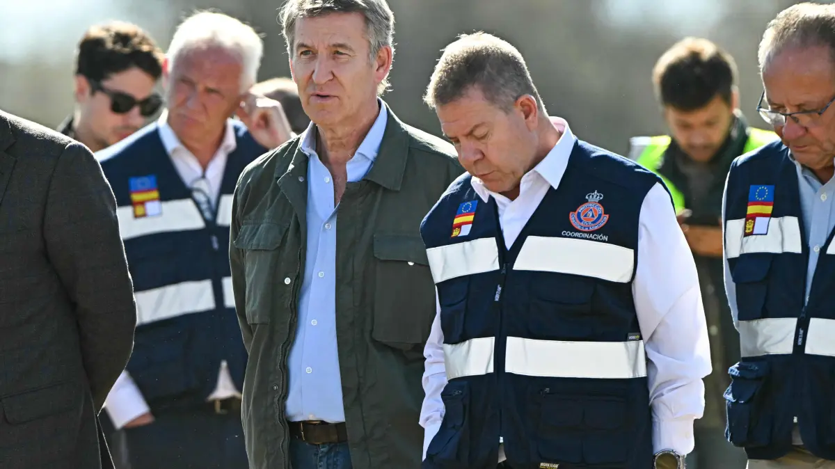 SPAIN-TRAIN-ACCIDENT-TRANSPORT: Spain's People's Party (Partido Popular) leader Alberto Nunez Feijoo (C) talks to Castilla La-Mancha regional president Emiliano Garcia-Page during a visit to the coomand center for emergency services near the site of a train crash between two high-speed units, a Renfe AVE train and an Iryo train around 150 km south of Madrid between Urda and Los Yebenes in the province of Toledo, a day after the accident on October 29, 2026. A high-speed train collision south of Madrid killed 69 people and injured scores more, authorities said, in one of Europe's deadliest such disasters this century. The second such accident to strike Spain this year will raise fresh questions about the country's rail safety, with the transport minister speaking of an "error" and "inexplicable circumstances" that led to the crash. (Photo by Javier SORIANO / AFP)