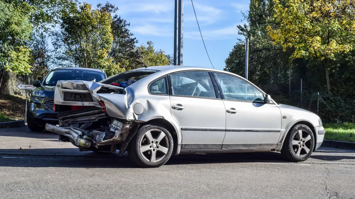 Am Donnerstagvormittag kam es in Stuttgart-Zuffenhausen auf der Ludwigsburger Strasse im Bereich des Kompostplatzes zu einem Auffahrunfall mit zwei beteiligten Pkw.<br />
<br />
Wie die Polizei mitteilt, wollte der Fahrer eines VW vermutlich nach links in Richtung des Kompostplatzes abbiegen. Der nachfolgende Pkw-Fahrer uebersah offenbar das Abbiegemanoever und fuhr nahezu ungebremst auf das Heck des VW auf.<br />
<br />
Bei dem Unfall wurde eine Person verletzt und musste medizinisch versorgt werden. Beide Fahrzeuge wurden so stark beschaedigt, dass sie nicht mehr fahrbereit waren und abgeschleppt werden mussten.<br />
<br />
Waehrend des Einsatzes war die Ludwigsburger Strasse im betroffenen Bereich fuer den Verkehr voll gesperrt. Weitere Informationen zum genauen Unfallhergang und zur Hoehe des entstandenen Sachschadens liegen bislang nicht vor.