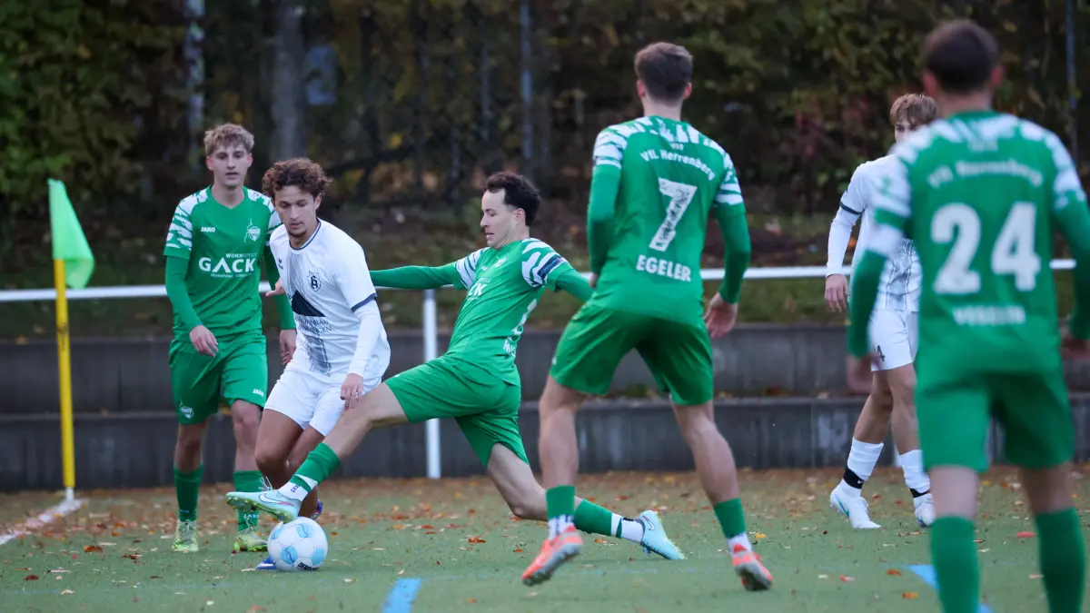 Linus Kislat (SpVgg Holzgerlingen, #7)
DEN, SpVgg Holzgerlingen vs. VfL Herrenberg, Fussball, Bezirksliga - Herren, 9. Spieltag, Spielzeit 2026/2027, 25.10.2026
Foto: Eibner-Pressefoto/Soeren Herweg