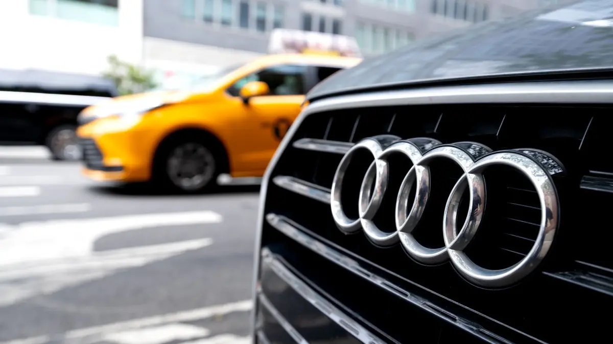 Audi - USA: Ein Fahrzeug von Audi steht in Manhattan auf einem Parkplatz am Straßenrand. (zu dpa: «Audi veröffentlicht Ergebnisse für das dritte Quartal»)