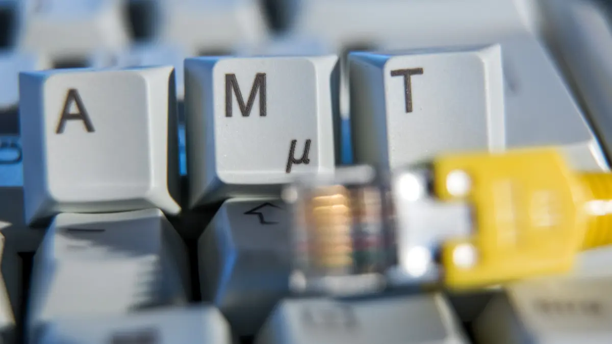 ILLUSTRATION - Der Schriftzug «Amt» ist auf einer Computertastatur hinter einem Netzwerkkabel zu sehen. (gestelltes Foto). (zu dpa «Corona-Pandemie bringt Digitalisierung der Verwaltungen in Schwung») +++ dpa-Bildfunk +++