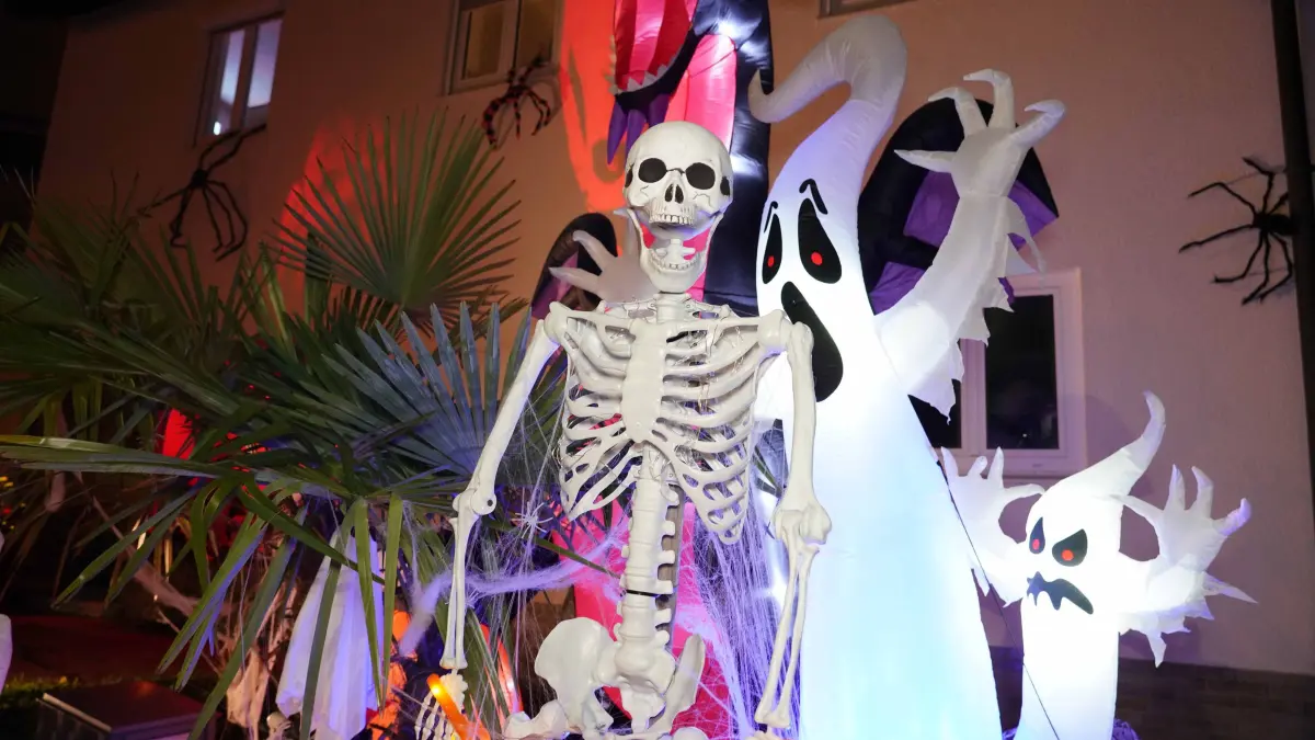 Gruselhaus: Stuttgart Weilimdorf neben der Solitudestrasse Markus Hegna Halloween das Geisterhaus mit vielen Geistern im Vorgarten Leuchten und Sprechen auch per Knopfdruck gibt vieles zu erleben und alles Gratis. Markus Hegna hat schon einige Monate davor geplant, und Geister stammen aus mehere Laender Weltweit wie aus Asien und USA . Mit viel Liebe wurde alles aufgebaut. Foto Andreas Rosar Fotoagentur-Stuttgart 29.10.2026 Video habe ich schon geschickt