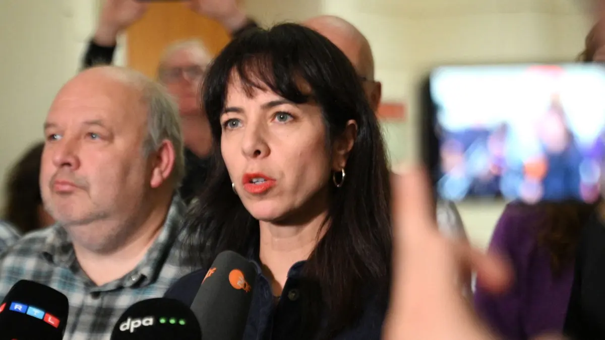 Konstituierende Sitzung Berliner Abgeordnetenhaus: Elif Eralp, Fraktionsvorsitzende Die Linke im Abgeordnetenhaus gibt ein Statement vor Medienvertretern ab. (zu dpa: «Eralp: Werde für Sicherheit sorgen - Debatte nach Interview»)