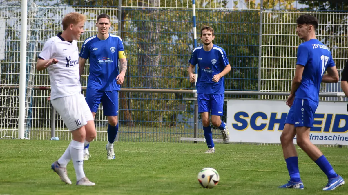 SV Oberjesingen (weiß) gegen TSV Schönaich (blau)