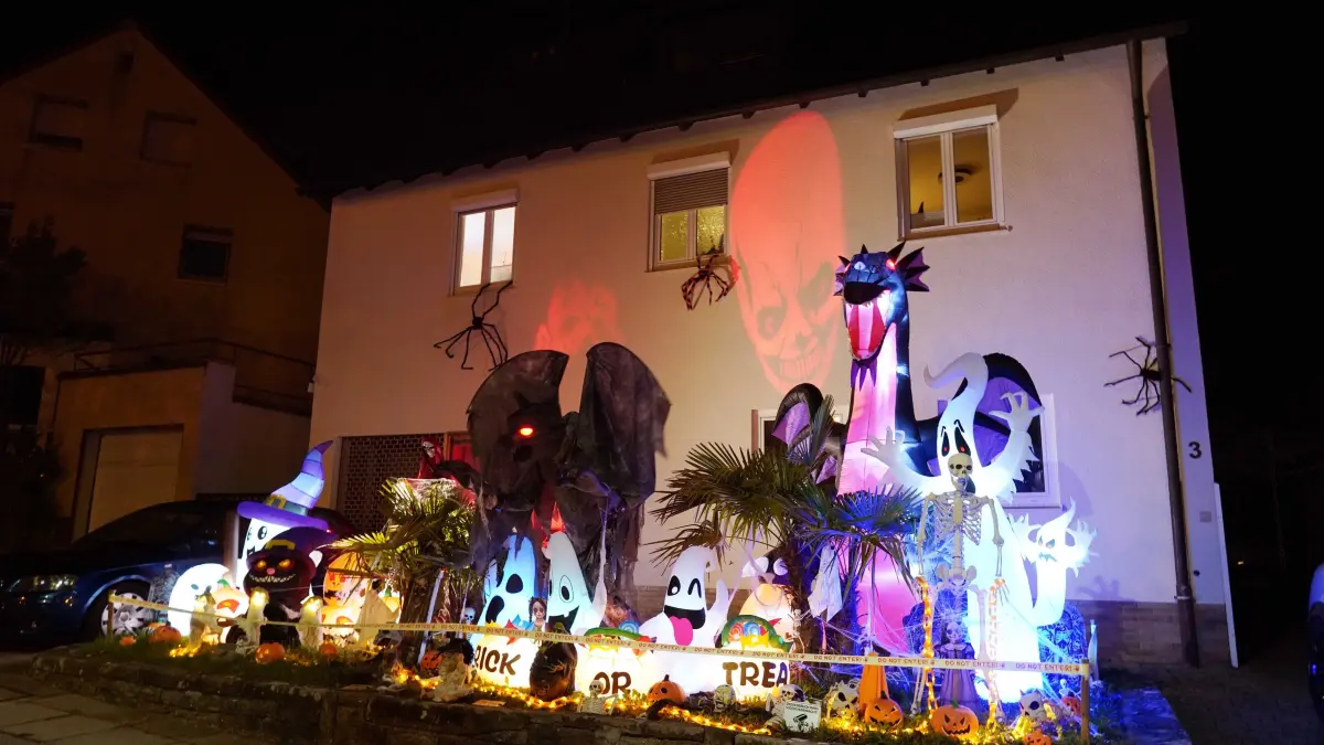 Gruselhaus: Stuttgart Weilimdorf neben der Solitudestrasse Markus Hegna Halloween das Geisterhaus mit vielen Geistern im Vorgarten Leuchten und Sprechen auch per Knopfdruck gibt vieles zu erleben und alles Gratis. Markus Hegna hat schon einige Monate davor geplant, und Geister stammen aus mehere Laender Weltweit wie aus Asien und USA . Mit viel Liebe wurde alles aufgebaut. Foto Andreas Rosar Fotoagentur-Stuttgart 29.10.2026 Video habe ich schon geschickt