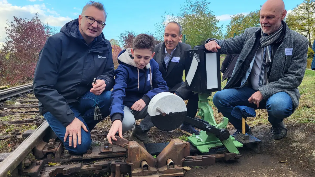 Symbolische Weichenstellung mit Andreas Schwarz, Landtagsabgeordneter der Grünen, Christian Schürholz, Initiative Pro Kleine Teckbahn, Johannes Züfle, Bürgermeister von Weilheim, und Pascal Bader, Oberbürgermeister von Kirchheim (von links).