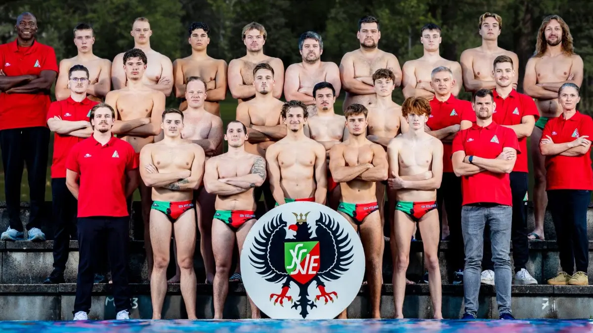 Das Team des SSV Esslingen für die Saison 2026/2027: Hinten von links: Torwarttrainer Ernesto Priol Bicet, Samuel Lawrence, Leopold Friedrich, Erva-Mustafa Isik, Kristof Keresztes, Robin Finkes, David Barnabas Nemeth, Benedek Szöke, Bendeguz Sipos, Adrian Hausmann. Mitte von links: Co-Trainer Marius Schmitt, Martin Simic, Lucca Kölmel, Ivo Dzaja, Dimitrios Mokos, Jan Savin, Teammanager Andreas Hobsch, Teamorganisator Robert Seifert, Physiotherapeutin Nadine Johr. Vorne von links: Trainer Michel Denneler, Robin Rehm, Simon Rehm, Emmanouil Petikis, Athanasios Papadopoulos, Johannes Moritz, Sportvorstand Miklos Barothy. Es fehlt: Valentin Finkes.