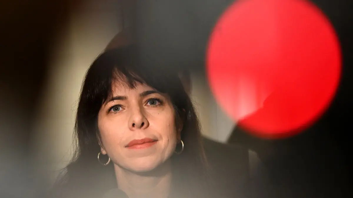 Konstituierende Sitzung Berliner Abgeordnetenhaus: 29.10.2026, Berlin: Elif Eralp, Fraktionsvorsitzende der Fraktion Die Linke im Berliner Abgeordnetenhaus, gibt ein Statement nach der ersten Plenarsitzung des neuen Berliner Abgeordnetenhauses. Foto: Britta Pedersen/dpa +++ dpa-Bildfunk +++