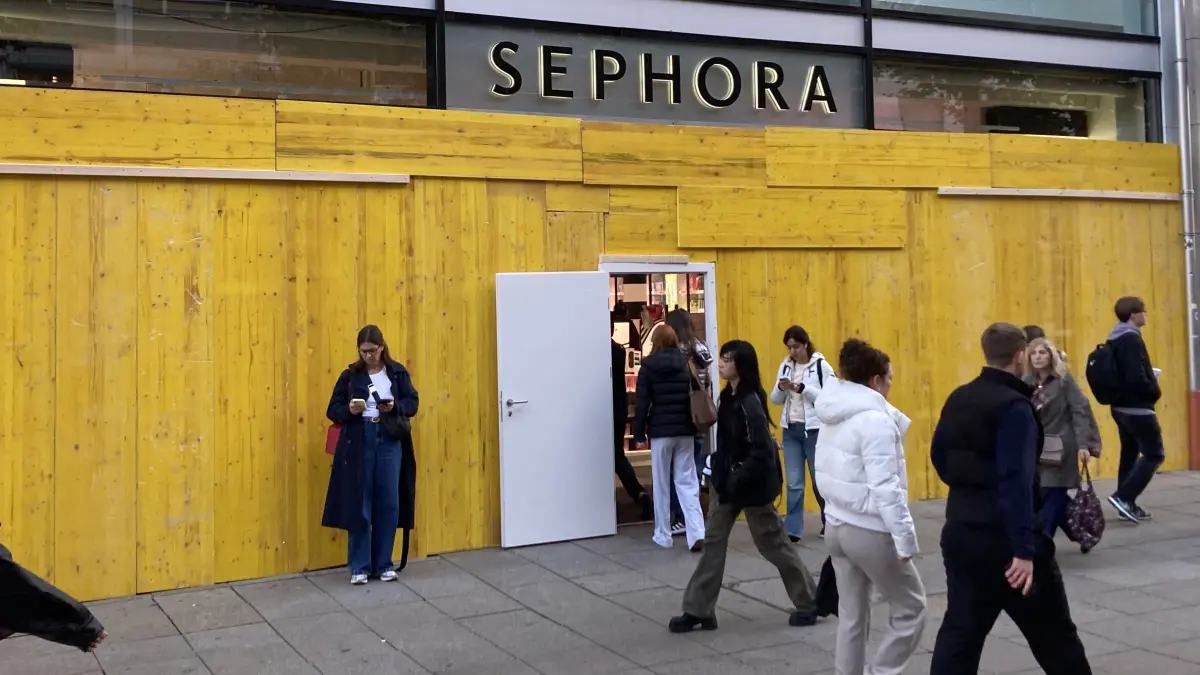 Sephora in Stuttgart verbarrikadiert die Schaufenster wegen der Gen-Z-Demo