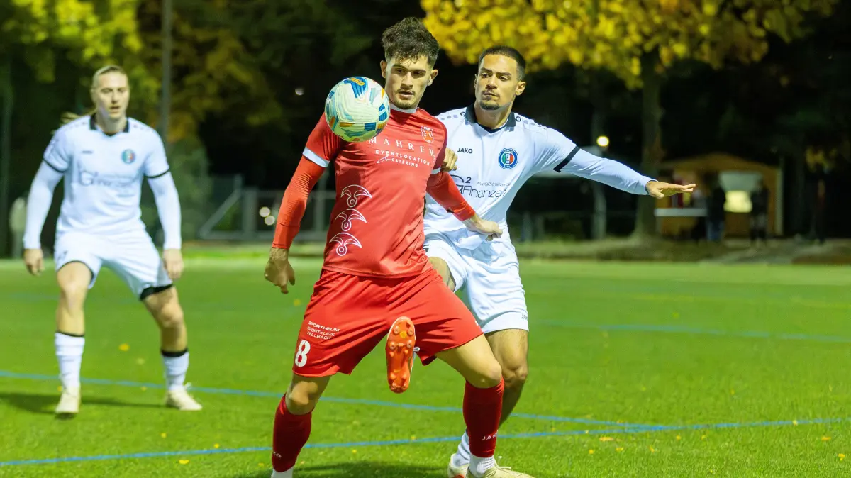 Der Fellbacher Torjäger Rafael Terpsiadis (vorn) hat sich im Spiel gegen Calcio Leinfelden-Echterdingen einen Muskelfaserriss zugezogen.