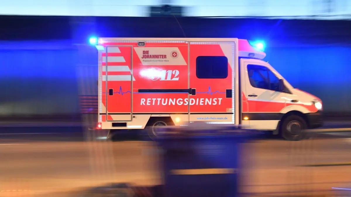 Rettungsdienst: ILLUSTRATION - 22.02.2018, Hessen, Frankfurt/Main: Ein Rettungswagen der Johanniter fährt mit Blaulicht zu einem Einsatzort. (zu dpa: «Taxifahrer stirbt bei Frontalzusammenstoß in Berlin-Mitte») Foto: Boris Roessler/dpa +++ dpa-Bildfunk +++