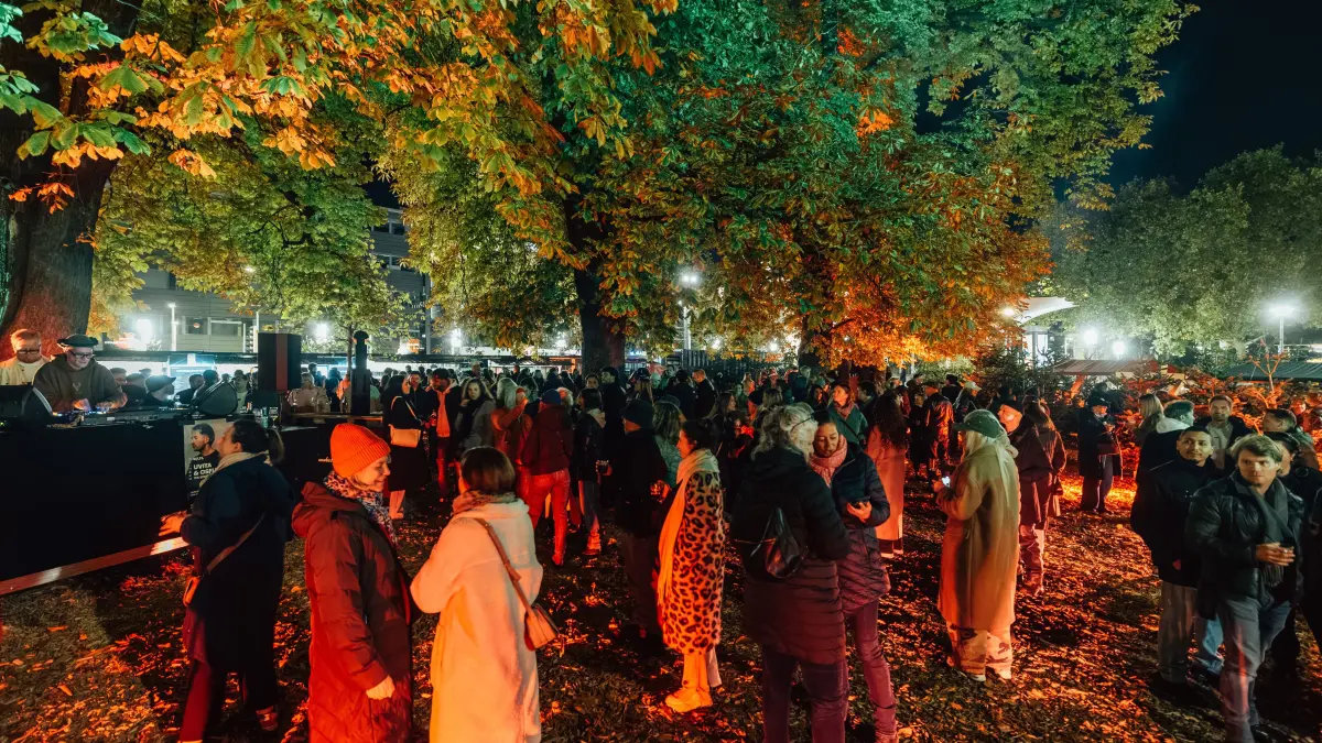 Der Punschwald eröffnet am Berliner Platz: 30.10.2026, Stuttgart: Besucher genießen die Eröffnung des Punschwalds am Berliner Platz. Erstmalig findet der Punschwald nicht mehr im ehemaligen W&W Areal am Feuersee, sondern am Berliner Platz statt. Foto: Lichtgut/Christoph Schmidt