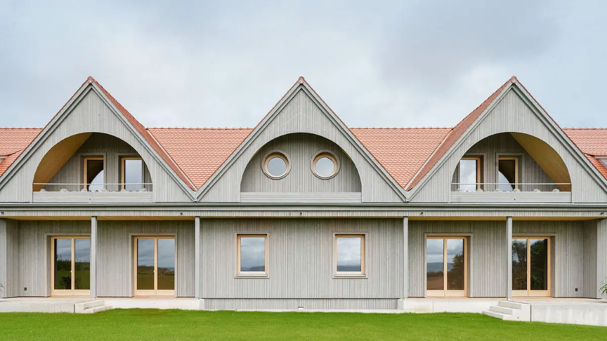 Architekturpreis Häuser des Jahres 2026 Callwey Verlag - Auszeichnung für larob.studio für architektur mit Sitz in Stuttgart gemeinsam mit Florian Nagler. Das Doppelhaus steht am Rande von Zweiflingen-Friedrichsruhe in Baden-Württemberg