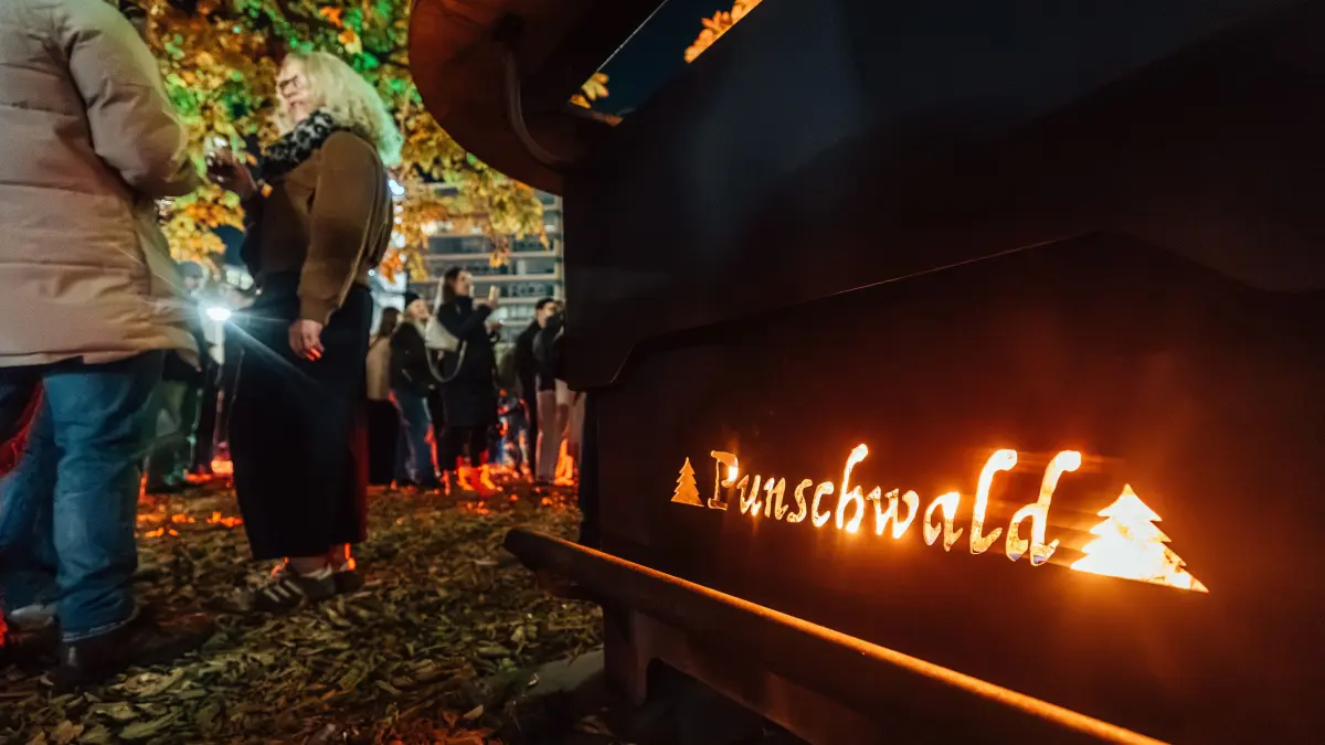 Der Punschwald eröffnet am Berliner Platz: 30.10.2026, Stuttgart: Besucher genießen die Eröffnung des Punschwalds am Berliner Platz. Erstmalig findet der Punschwald nicht mehr im ehemaligen W&W Areal am Feuersee, sondern am Berliner Platz statt. Foto: Lichtgut/Christoph Schmidt