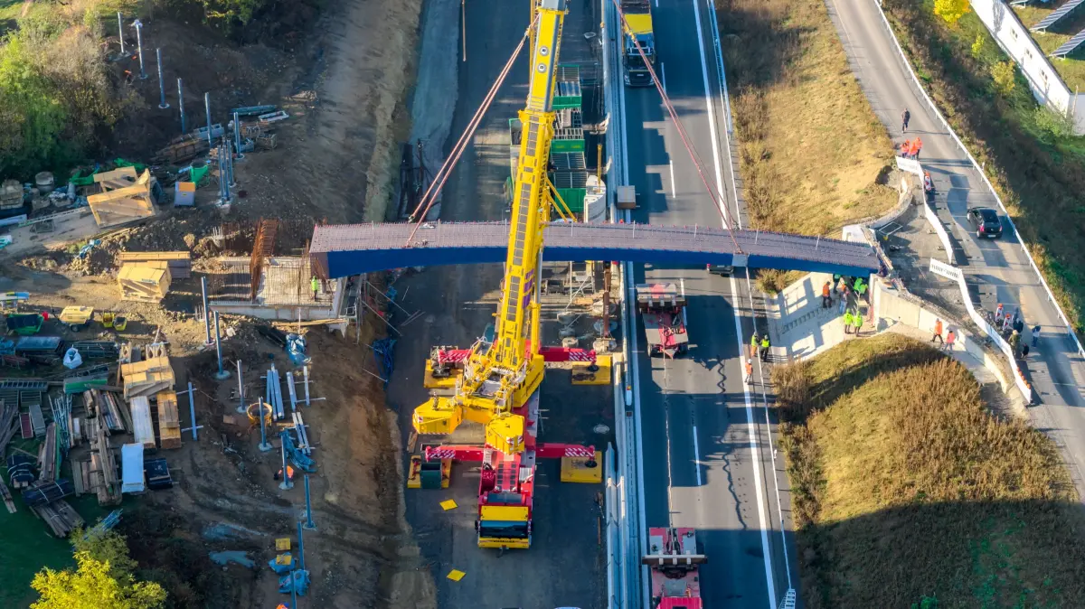 94t schweren Brückenträger über der B14 Backnang eingehoben