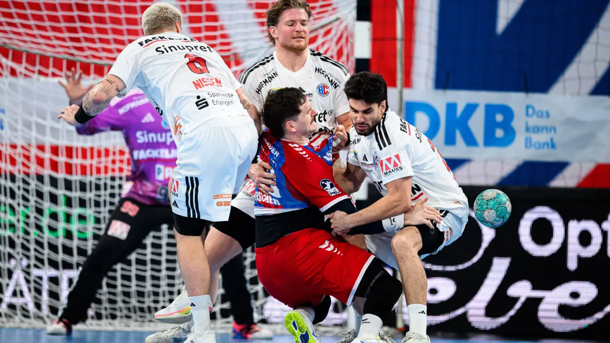 Bietigheim: HBL - 26/27 - SG BBM Bietigheim - HC Erlangen v.li. Marek Nissen HC Erlangen, Maciej Gebala HC Erlangen, Jonathan Fischer Bietigheim, Eloy Morante Maldonado HC Erlangen Bietigheim-Bissingen Egetrans Arena Baden-Württemberg Deutschland *** Bietigheim HBL 26 27 SG BBM Bietigheim HC Erlangen from left: Marek Nissen HC Erlangen, Maciej Gebala HC Erlangen, Jonathan Fischer Bietigheim, Eloy Morante Maldonado HC Erlangen Bietigheim Bissingen Egetrans Arena Baden-Württemberg Germany