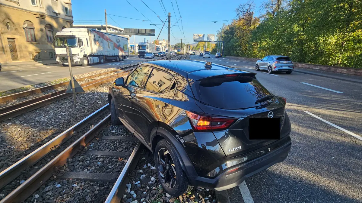 Auto landet in Gleisbett.