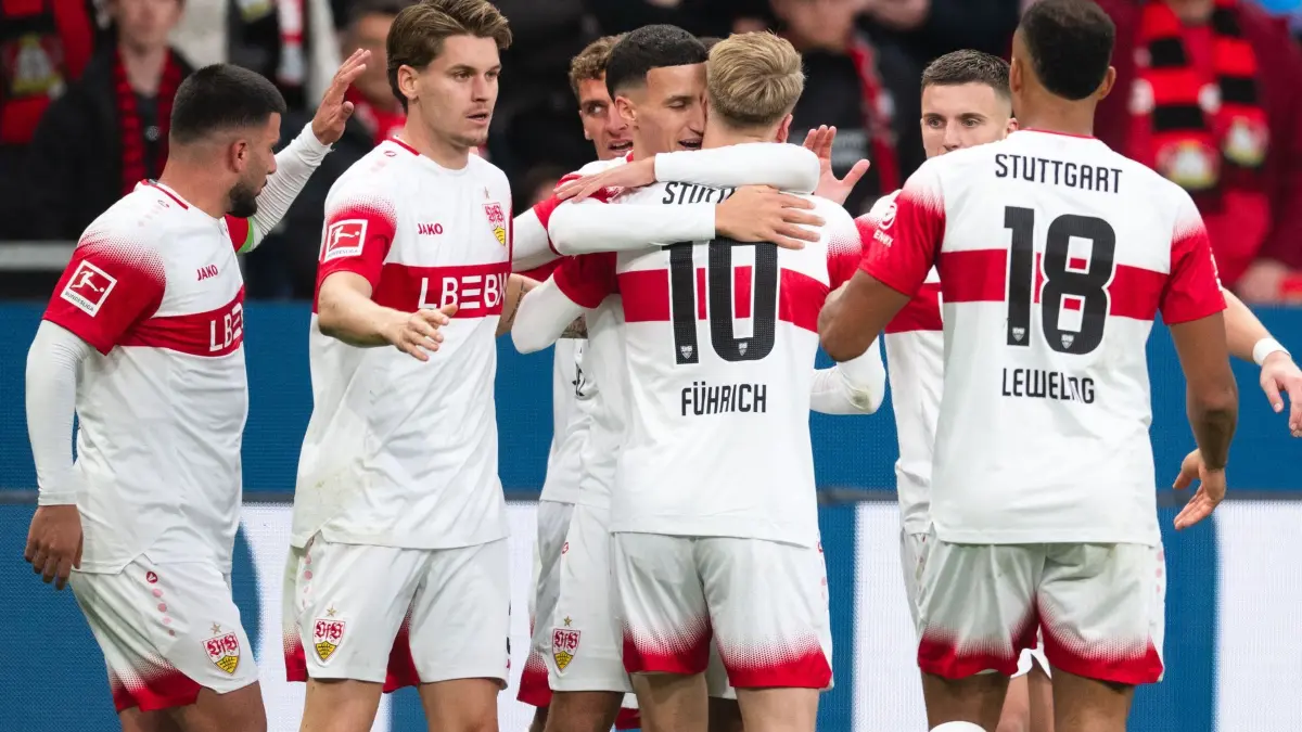 Bayer Leverkusen - VfB Stuttgart: Fußball, Männer: Bundesliga, Bayer Leverkusen - VfB Stuttgart, 8. Spieltag, BayArena. Bilal El Khannouss (Mitte l, VfB Stuttgart) jubelt mit den Teamkollegen über seinen Treffer zum 3:1. (zu dpa: «4:2 in Leverkusen: Stuttgart beendet kleine Bundesliga-Krise»)