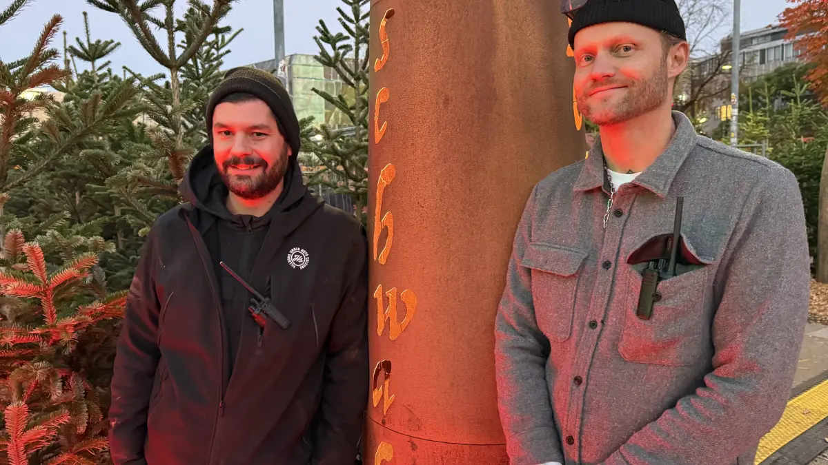 Die Organisatoren Philipp Hettler (rechts) und Valentin Hillengass (links) freuen sich am Eröffnungstag auf eine aufregende Punschwald-Zeit auf dem Berliner Platz.