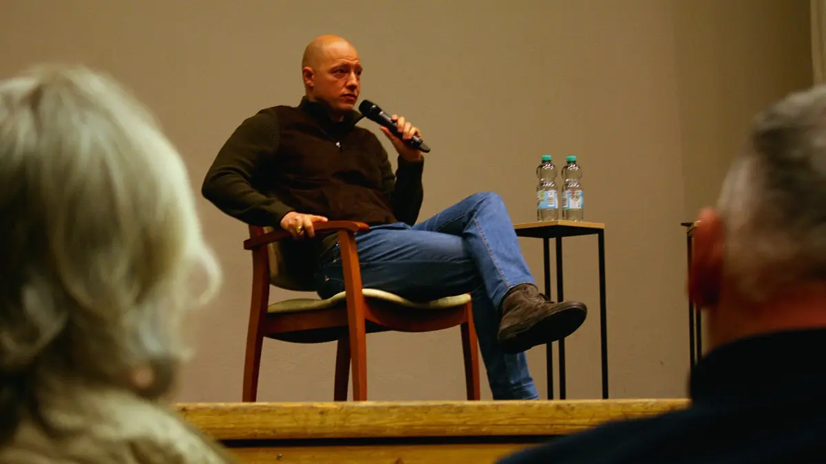 Philip Hopf betont bei der Infoveranstaltung des Vereins Ochsenhau seine Verbindung zu Althütte.