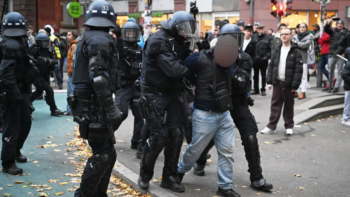 Demonstrationen „Gen Z regelt“ - Stuttgart: 31.10.2026, Baden-Württemberg, Stuttgart: Ein Demonstrant wird von Polizisten aus einer Gruppe weggeführt. Die Initiative „Gen Z regelt“ hatte für den 31. Oktober zu Protesten in rund 30 Städten aufgerufen. Sie setzt sich unter anderem für mehr Klimaschutz, Maßnahmen gegen steigende Lebenshaltungskosten und gegen eine Wehrpflicht ein. Foto: Bernd Weißbrod/dpa +++ dpa-Bildfunk +++