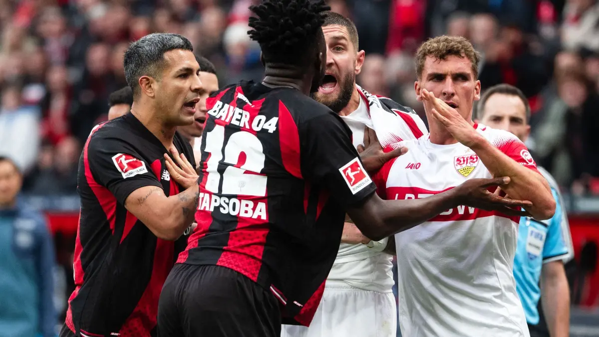 Bayer Leverkusen - VfB Stuttgart: 31.10.2026, Nordrhein-Westfalen, Leverkusen: Fußball, Männer: Bundesliga, Bayer Leverkusen - VfB Stuttgart, 8. Spieltag, BayArena. Facundo Medina (l-r, Bayer Leverkusen), Edmond Tapsoba (Bayer Leverkusen), Jeff Chabot (VfB Stuttgart) und Grischa Prömel (VfB Stuttgart) geraten aneinander. Foto: Marius Becker/dpa +++ dpa-Bildfunk +++