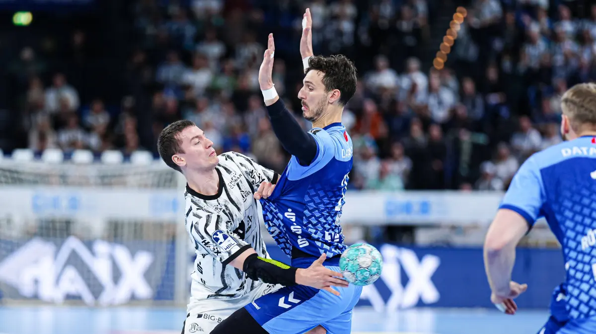 Elias Ellefsen a Skipagotu THW Kiel, 71, Philipp Meyer TVB Stuttgart, 27 GER, THW Kiel vs. TVB Stuttgart, Handball, 1. Bundesliga, Spieltag 11, Saison 2026/2027, 31.10.2026 GER, THW Kiel vs. TVB Stuttgart, Handball, 1. Bundesliga, Spieltag 11, Saison 2026/2027, 31.10.2026 Kiel *** Elias Ellefsen THW Kiel, 71, Philipp Meyer TVB Stuttgart, 27 GER, THW Kiel vs. TVB Stuttgart, Handball, 1st Bundesliga, Matchday 11, 20262027 Season, October 31, 2026 GER, THW Kiel vs. TVB Stuttgart, Handball, 1st Bundesliga, Matchday 11, 20262027 season, October 31, 2026 Kiel Copyright: xEibner-Pressefoto/MarcelxvonxFehrnx EP_MFN